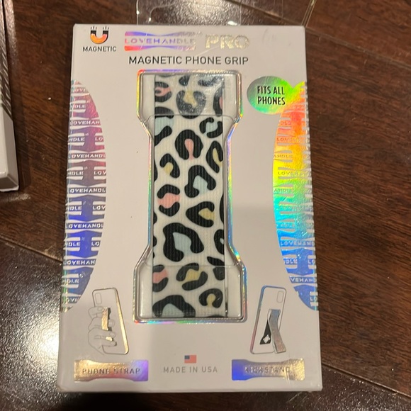NIB - Love Handle Pro - Magnetic Phone Grip, Strap & Kickstand - Pastel Leopard - Picture 3 of 3